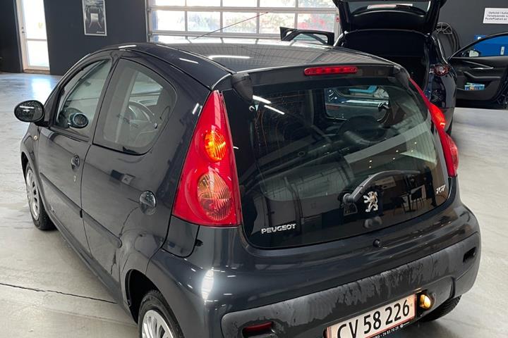Grå Peugeot 107 fra 2010