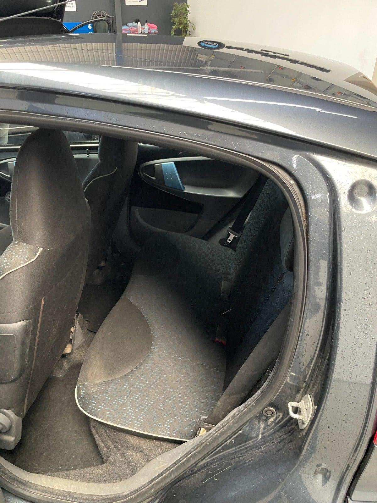 Grå Peugeot 107 fra 2010