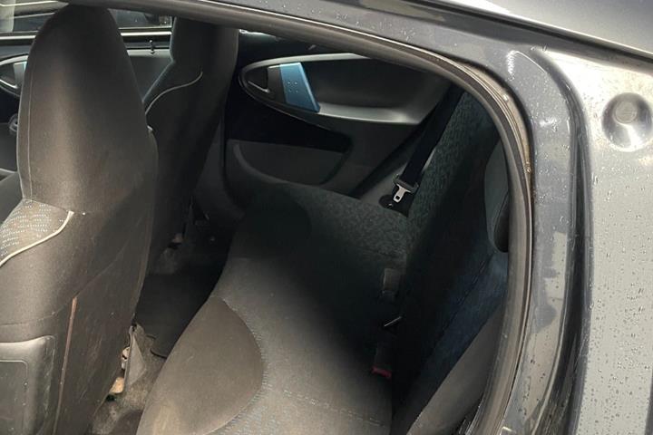 Grå Peugeot 107 fra 2010