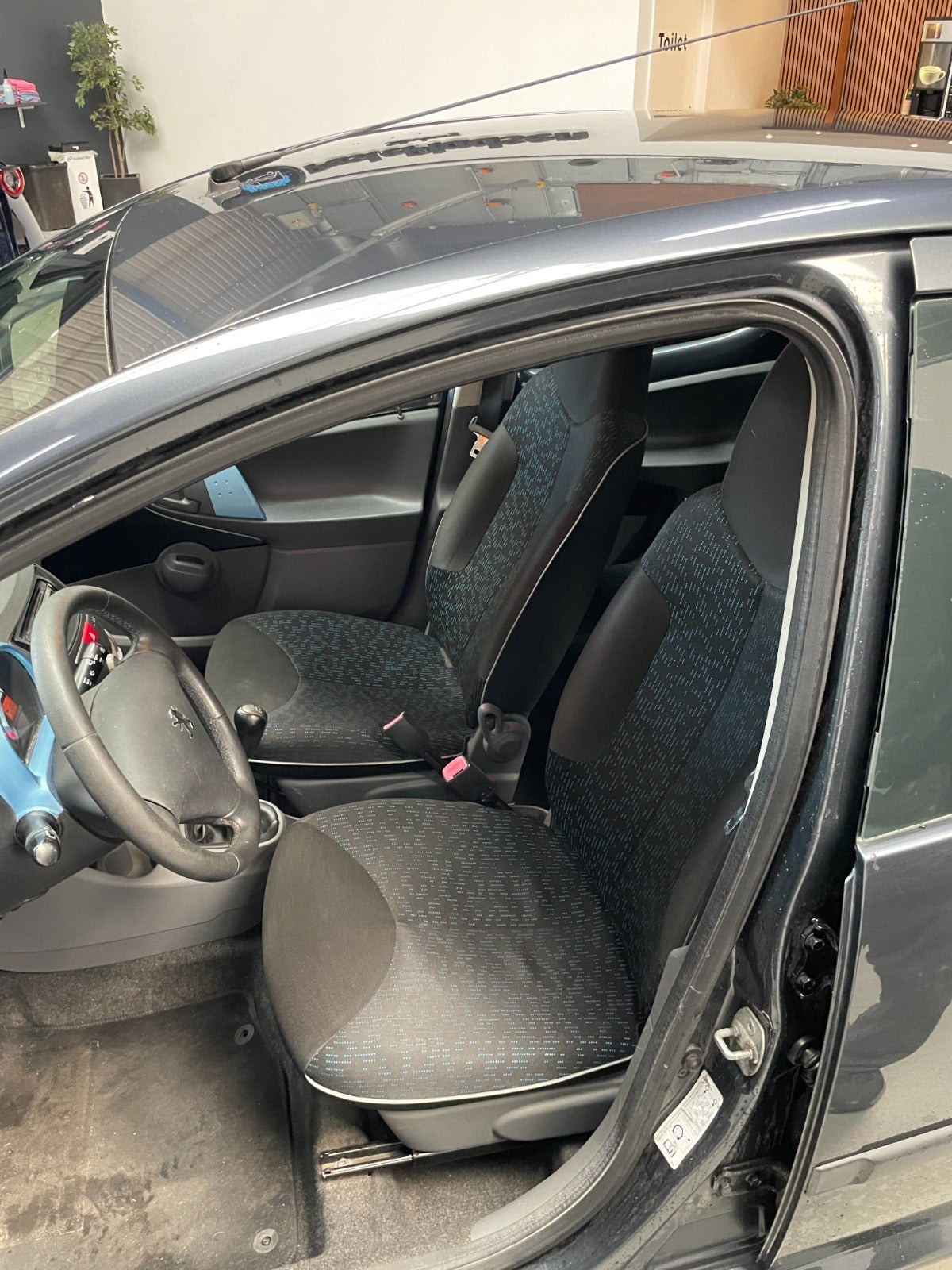 Grå Peugeot 107 fra 2010