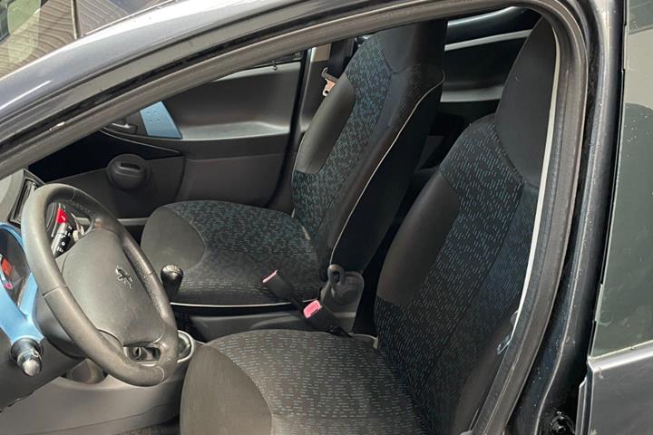 Grå Peugeot 107 fra 2010