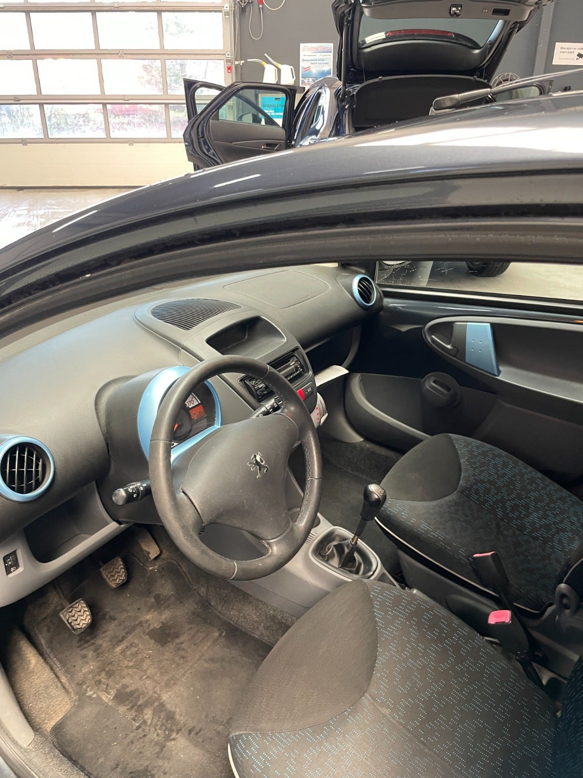 Grå Peugeot 107 fra 2010