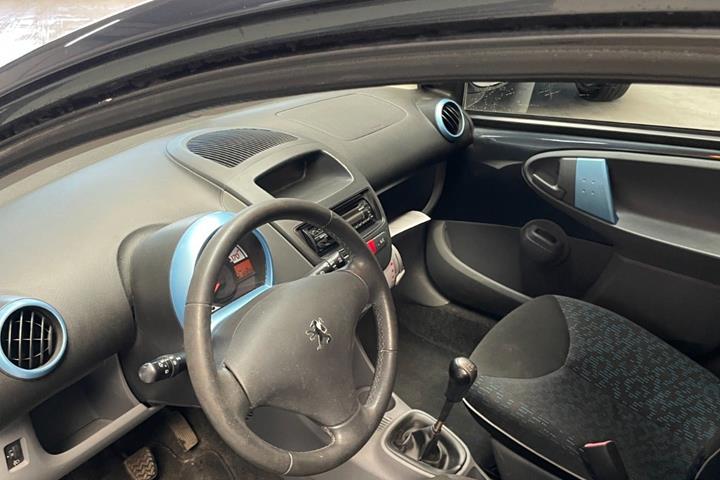 Grå Peugeot 107 fra 2010
