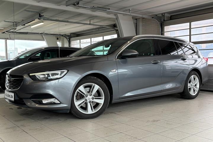 Grå Opel Insignia fra 2018