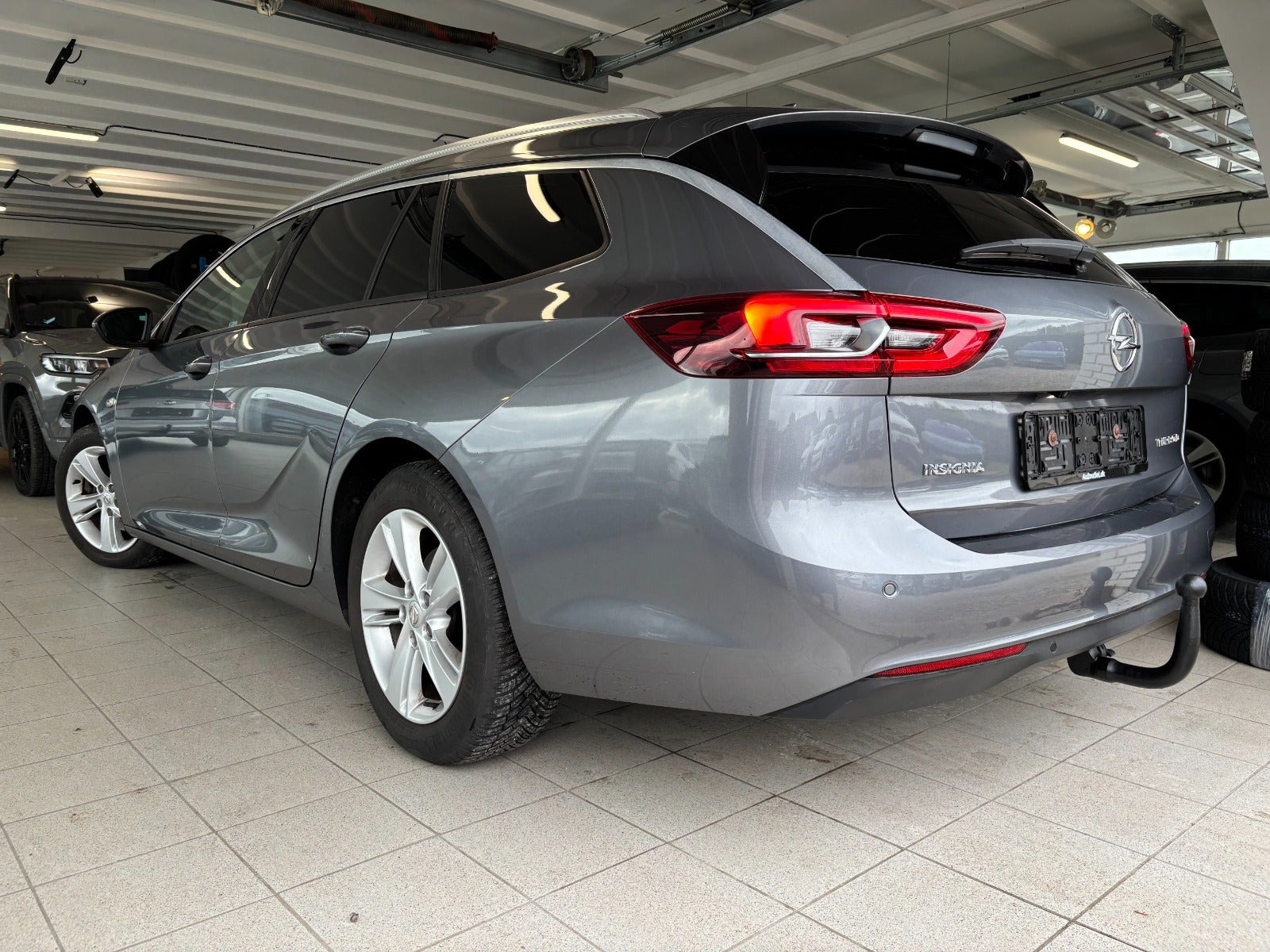 Grå Opel Insignia fra 2018