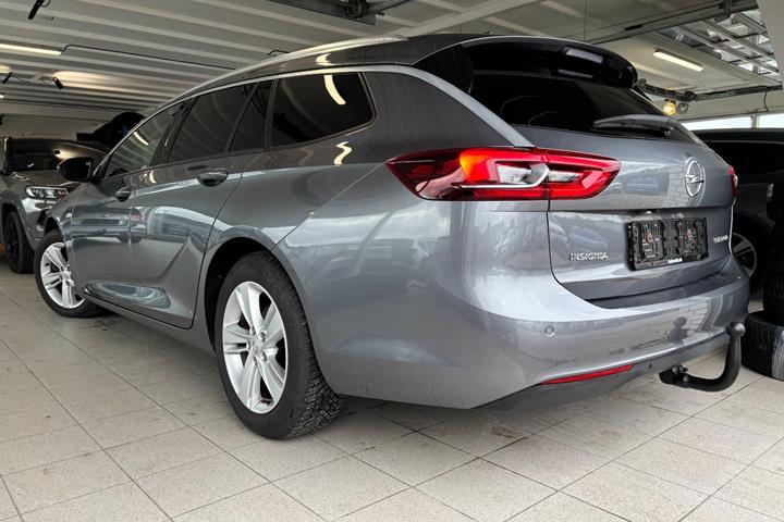 Grå Opel Insignia fra 2018
