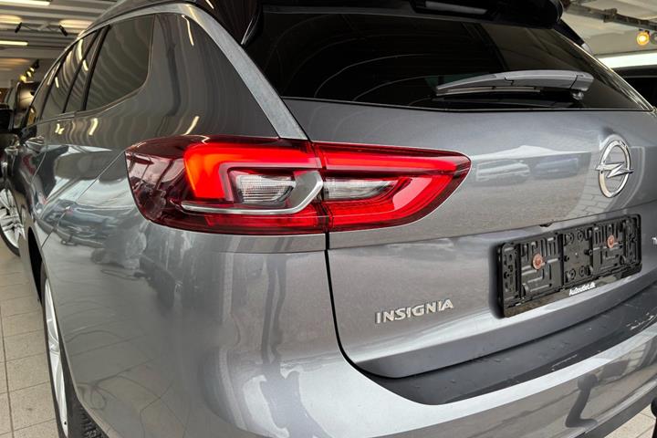 Grå Opel Insignia fra 2018