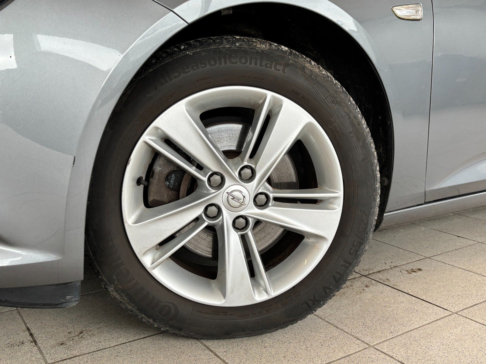 Grå Opel Insignia fra 2018