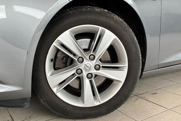 Grå Opel Insignia fra 2018