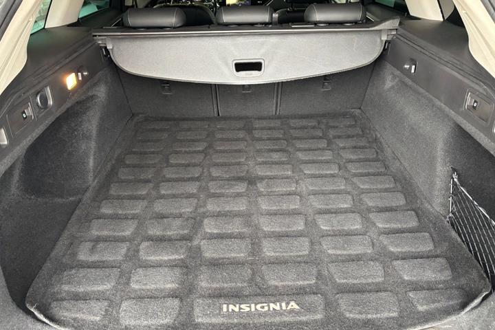Grå Opel Insignia fra 2018