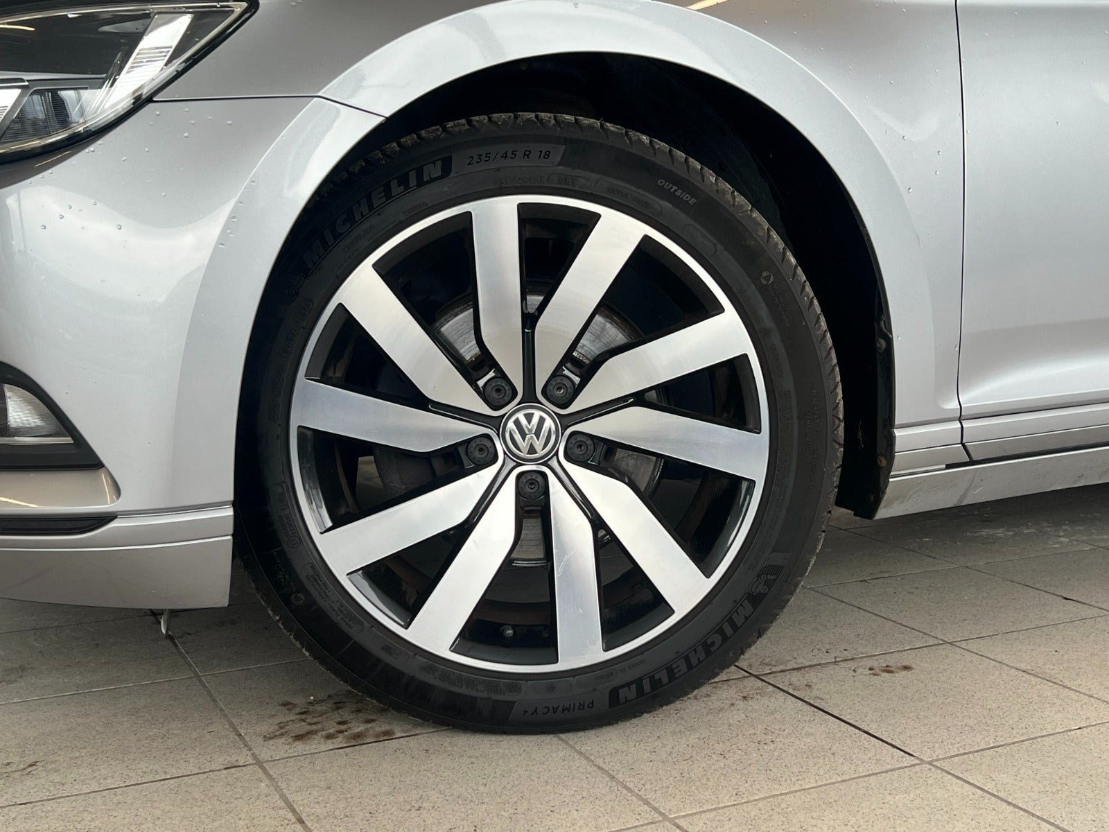 Sølv VW Passat fra 2019