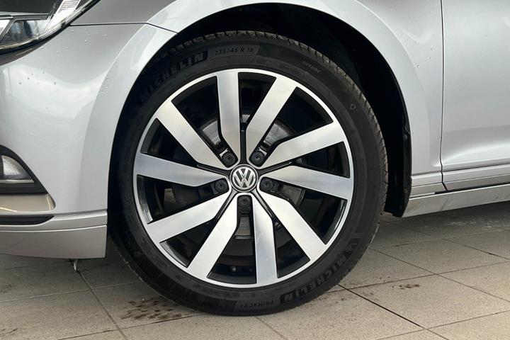 Sølv VW Passat fra 2019