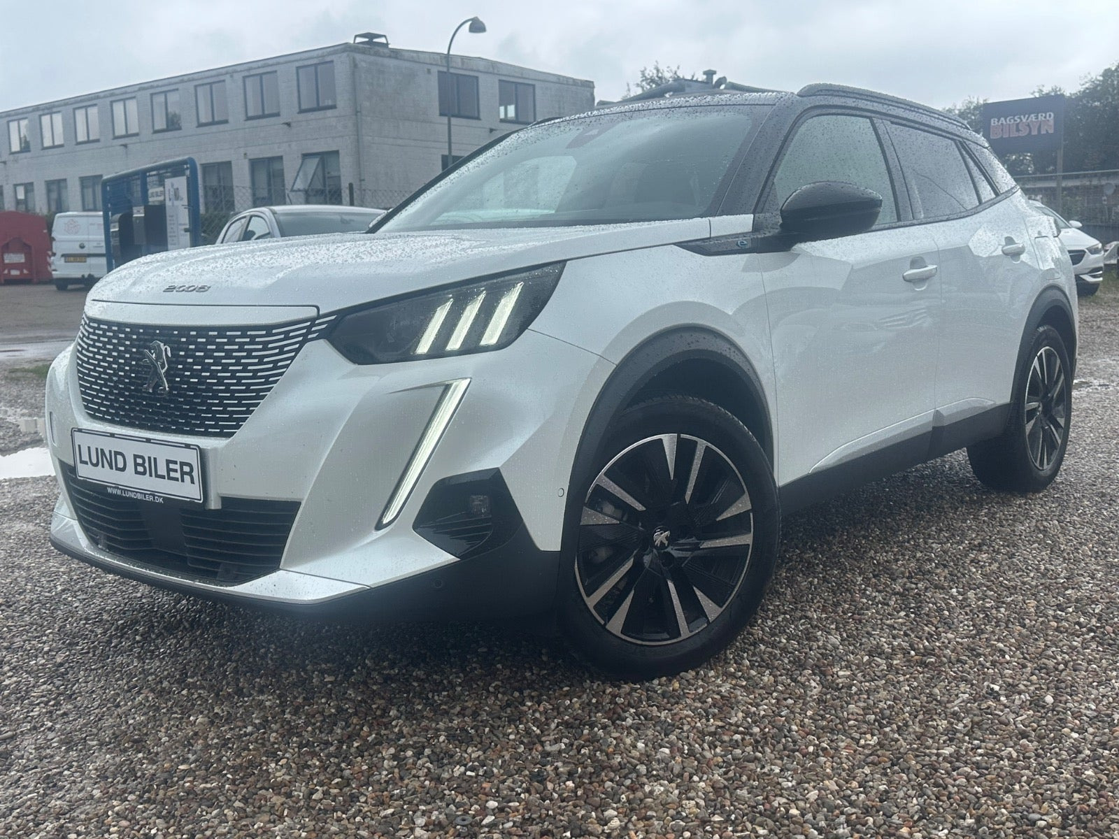 Hvid Peugeot e-2008 fra 2022