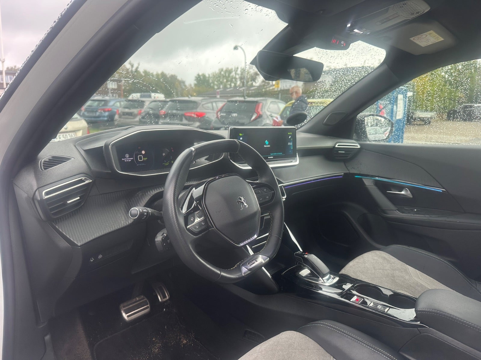 Hvid Peugeot e-2008 fra 2022