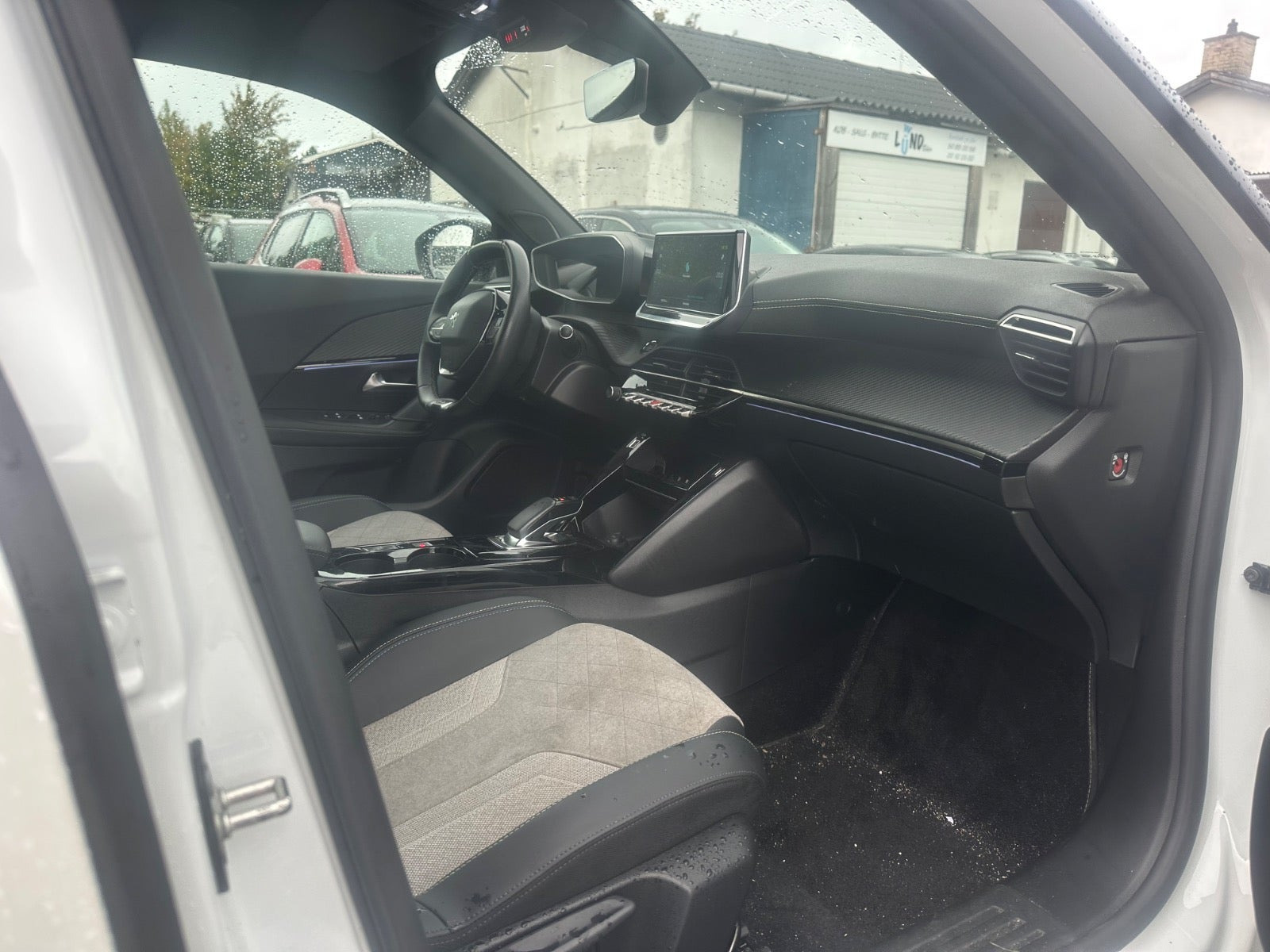 Hvid Peugeot e-2008 fra 2022