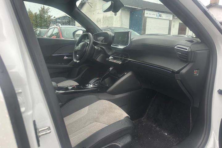Hvid Peugeot e-2008 fra 2022