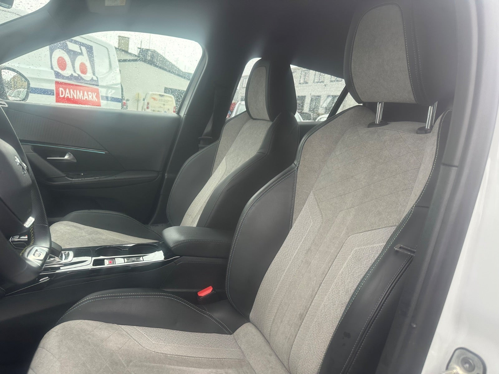 Hvid Peugeot e-2008 fra 2022
