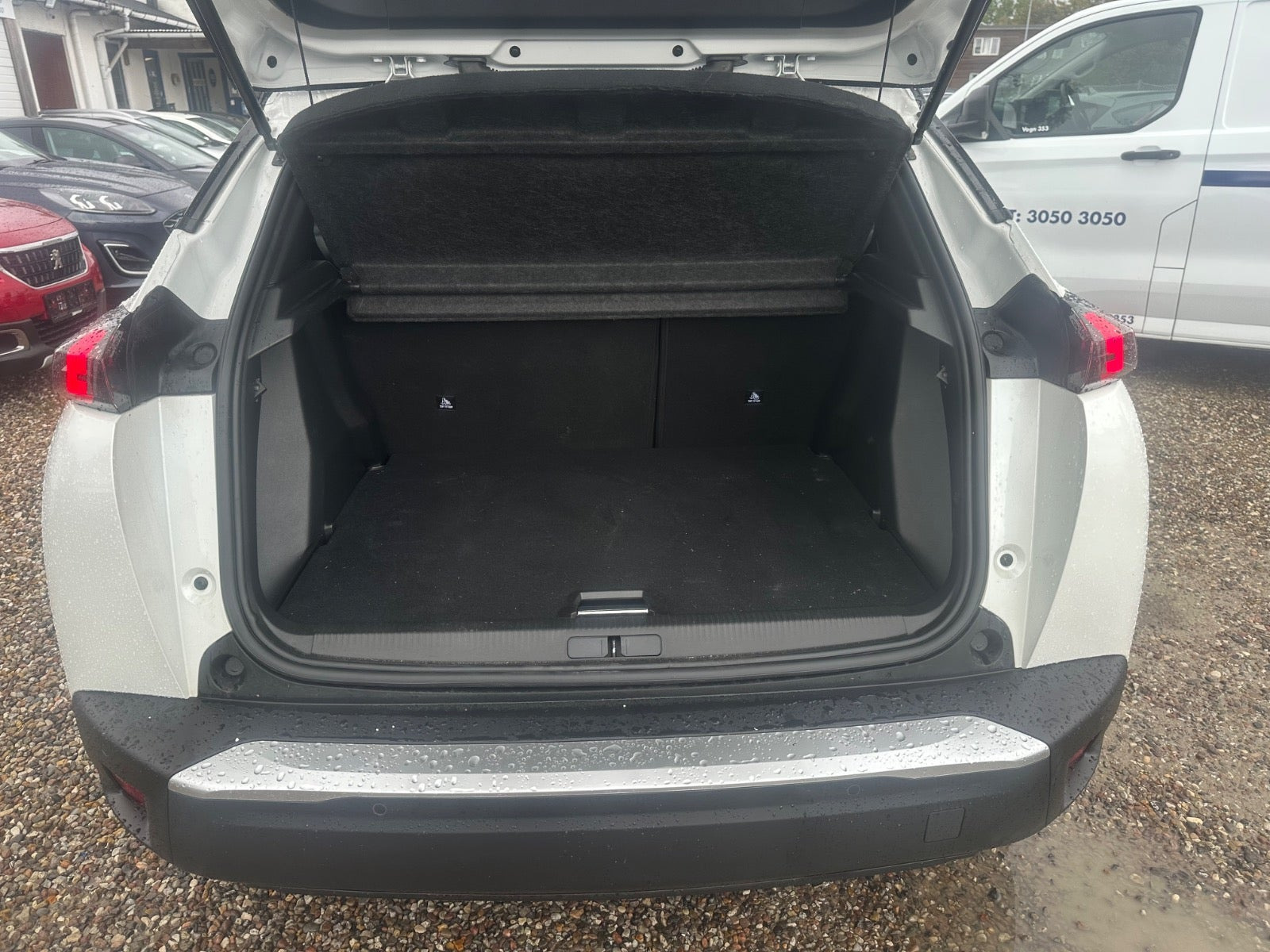 Hvid Peugeot e-2008 fra 2022