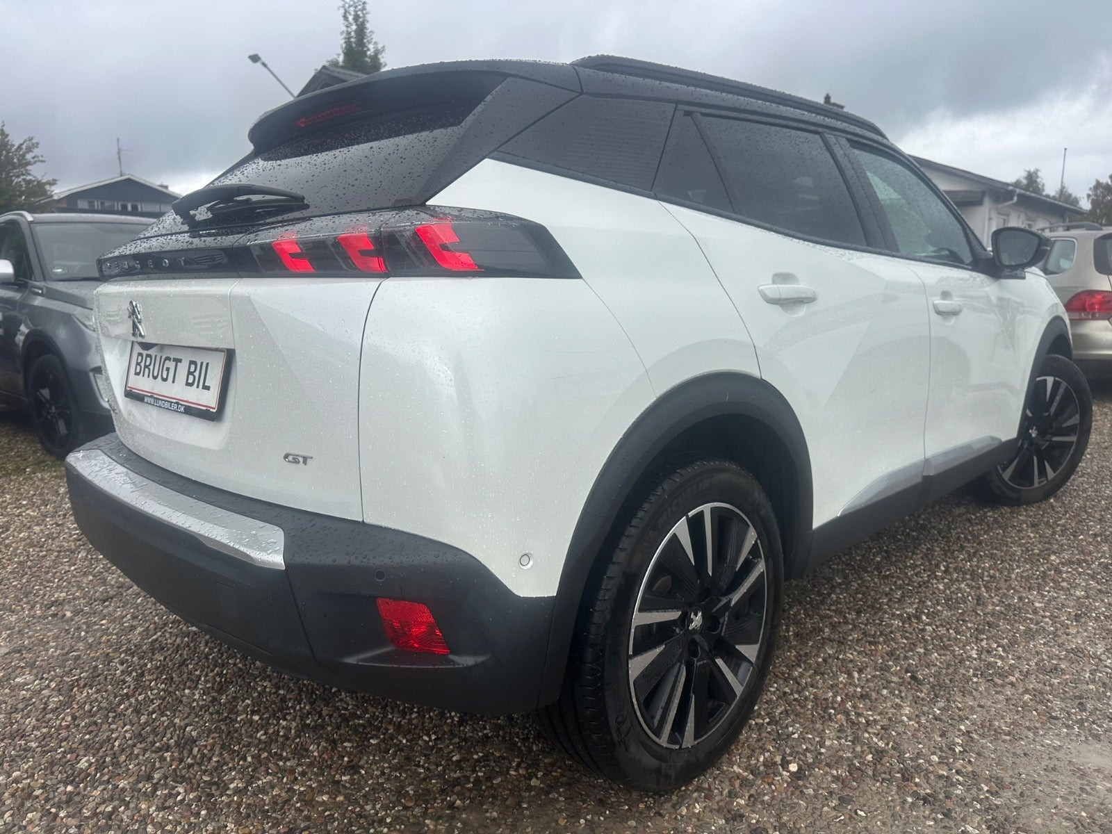 Hvid Peugeot e-2008 fra 2022