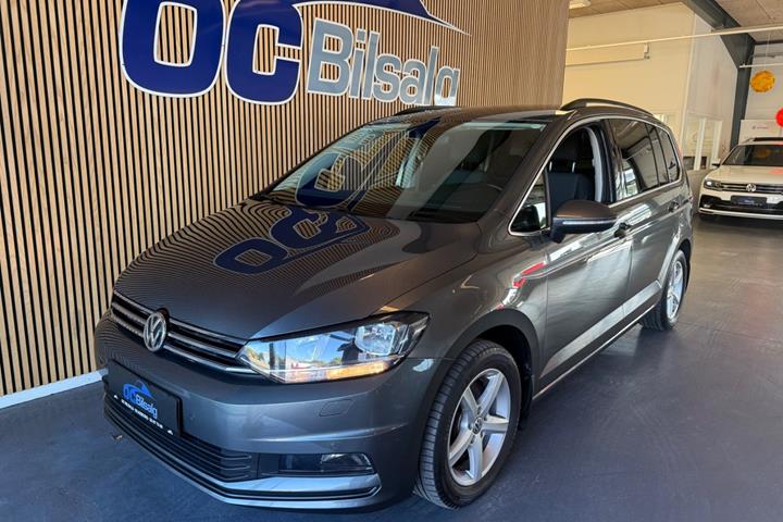 Grå VW Touran fra 2018