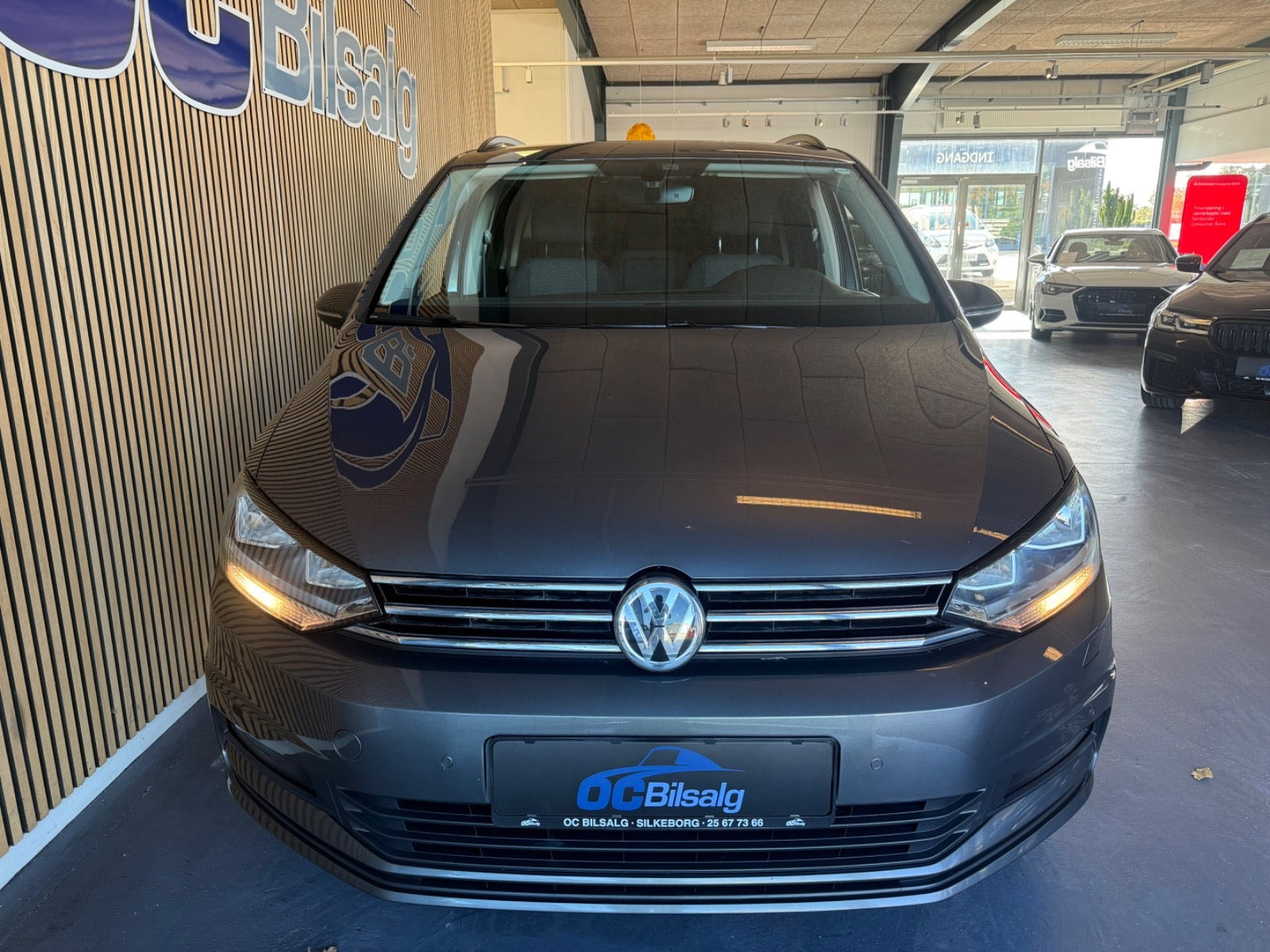 Grå VW Touran fra 2018