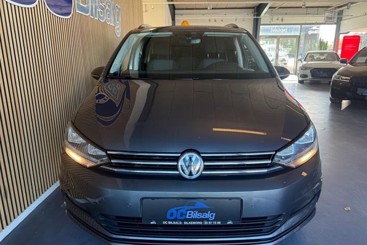 Grå VW Touran fra 2018