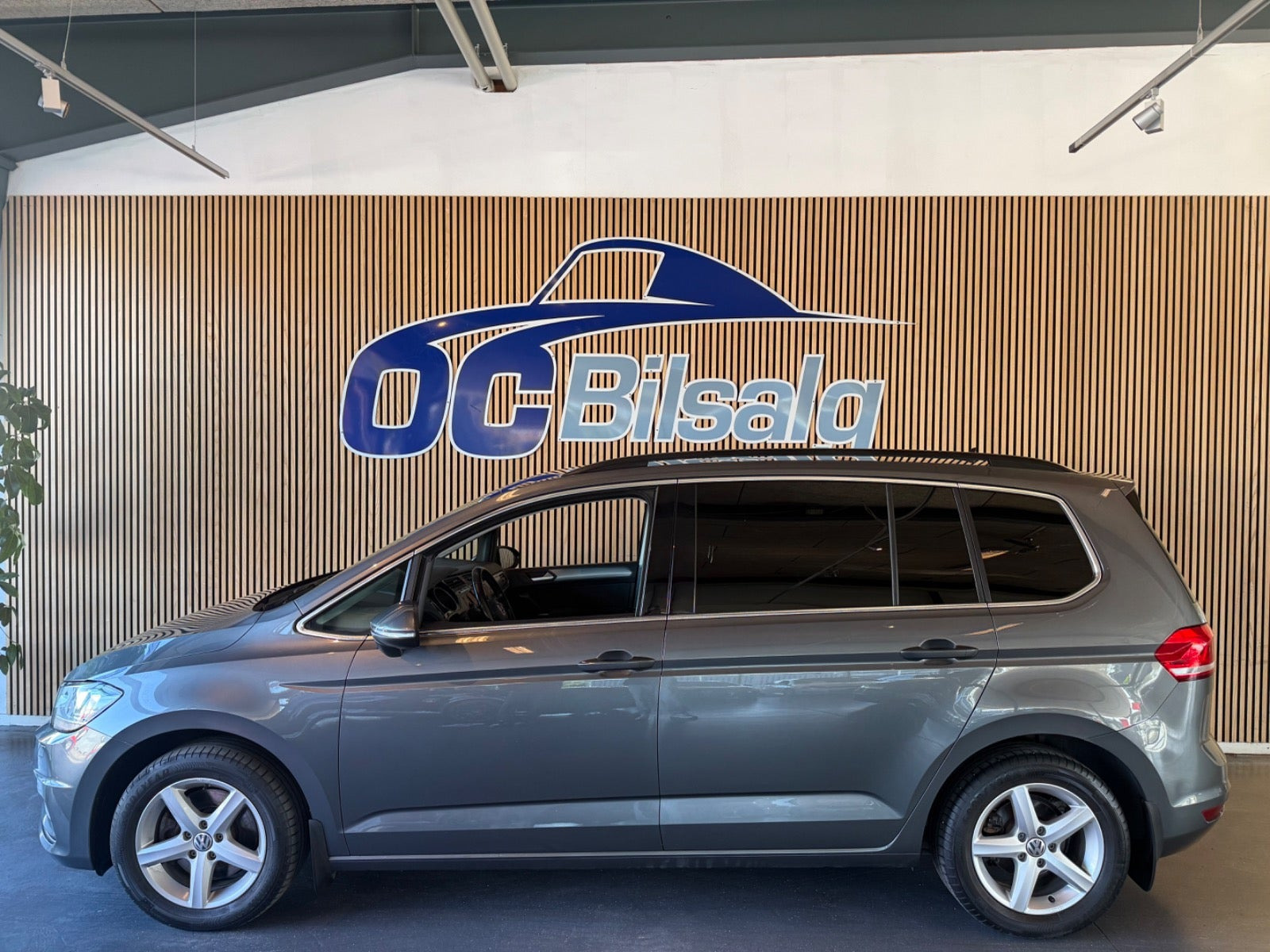 Grå VW Touran fra 2018