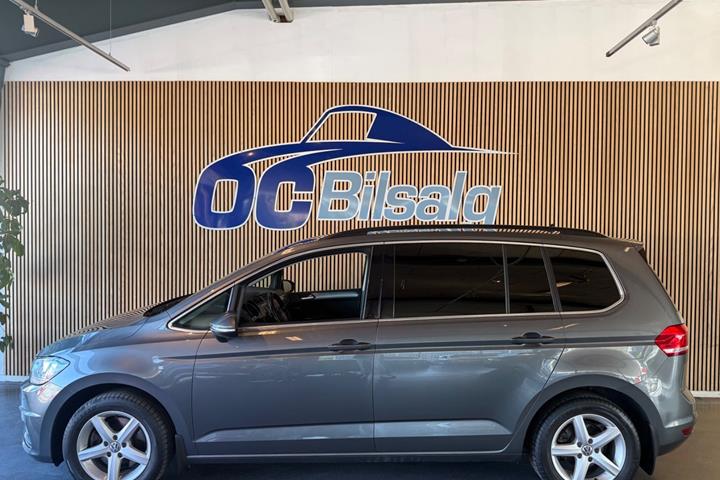 Grå VW Touran fra 2018