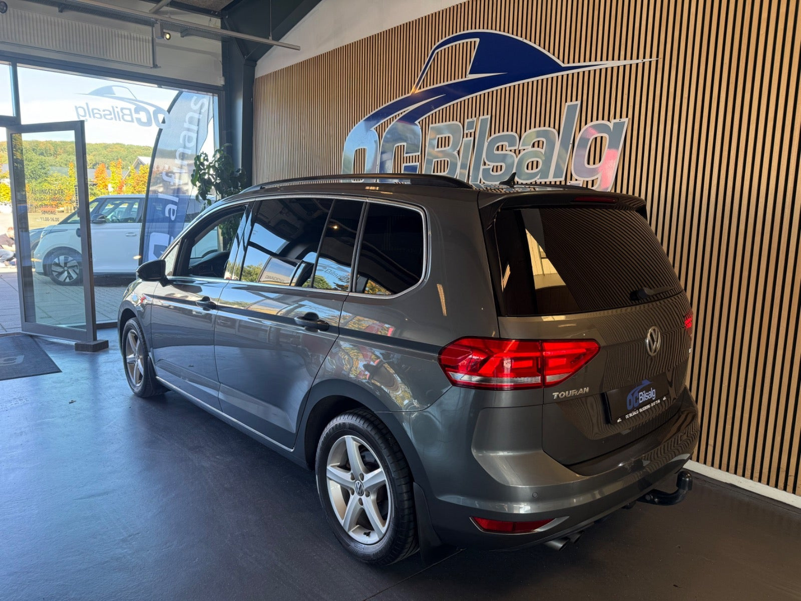Grå VW Touran fra 2018