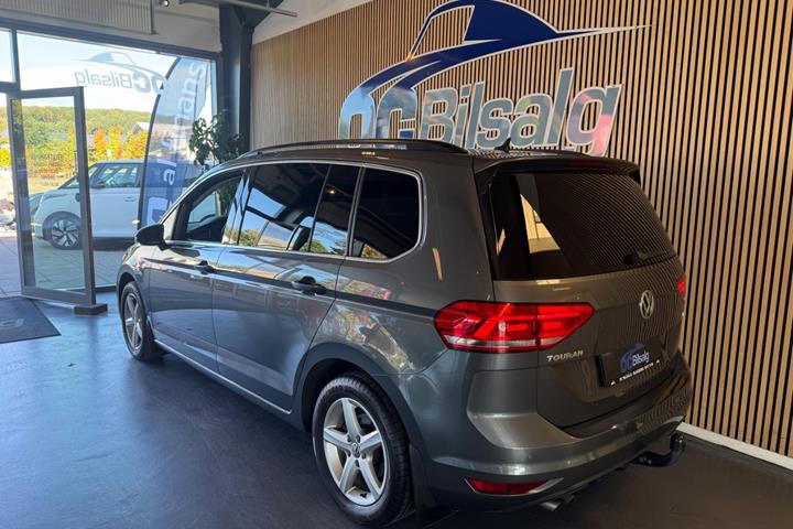 Grå VW Touran fra 2018