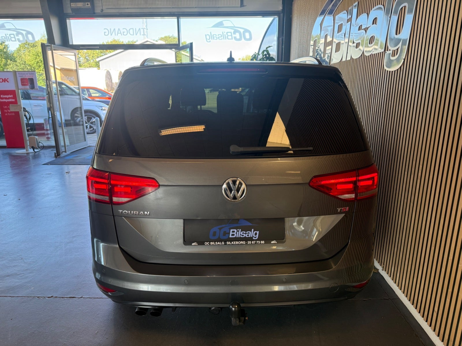 Grå VW Touran fra 2018