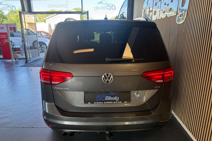 Grå VW Touran fra 2018