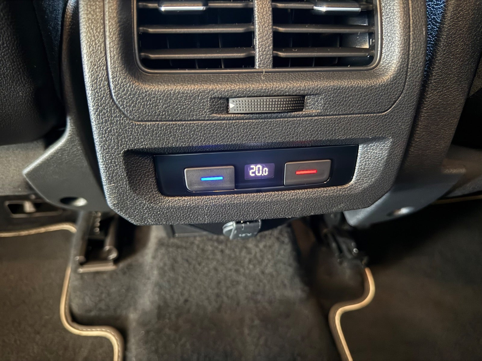 Grå VW Touran fra 2018