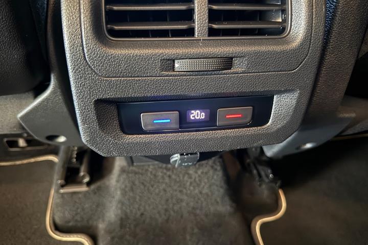 Grå VW Touran fra 2018
