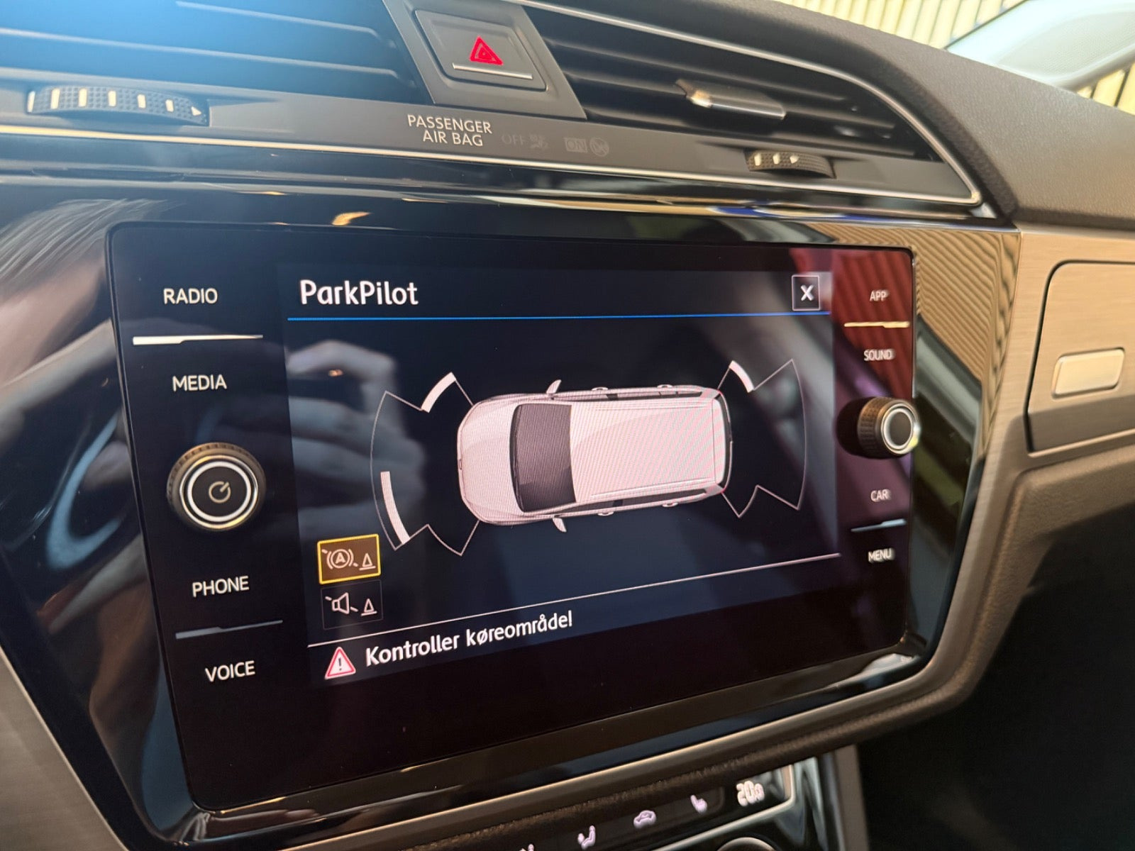 Grå VW Touran fra 2018