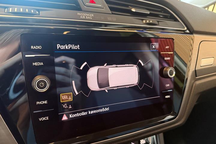 Grå VW Touran fra 2018