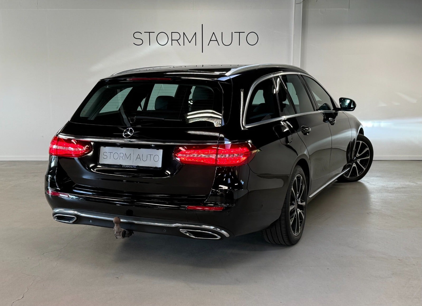 Sort Mercedes E220 d fra 2017