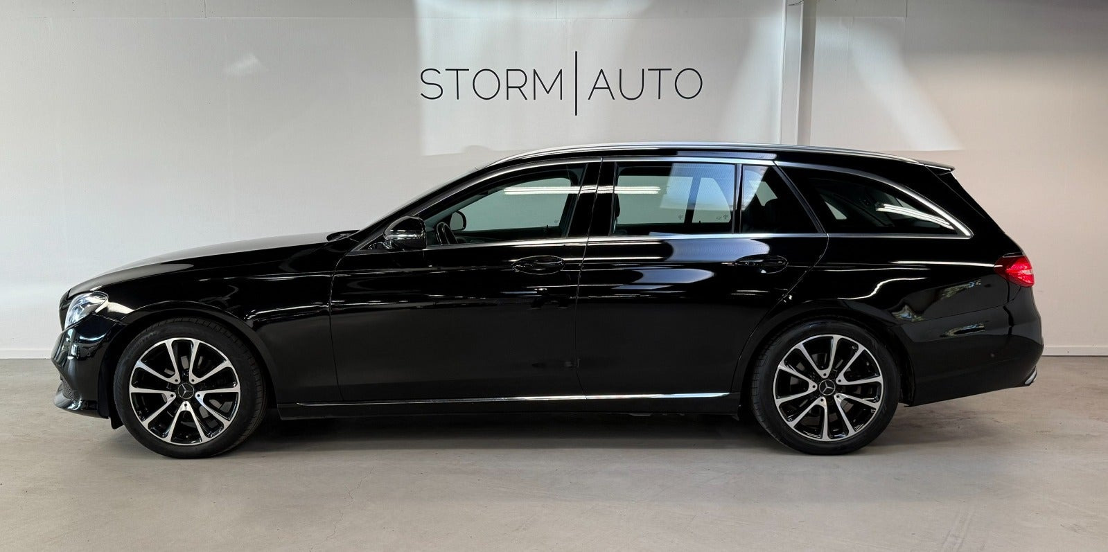 Sort Mercedes E220 d fra 2017