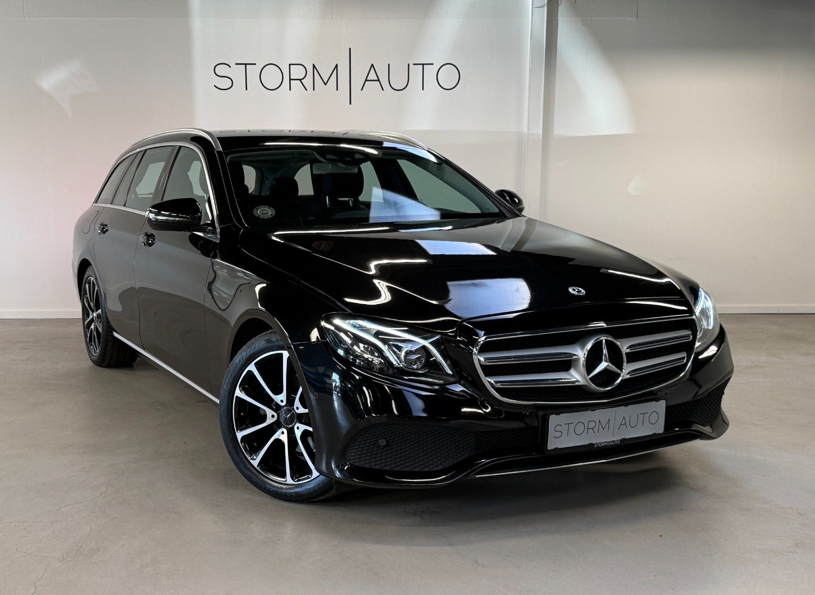 Sort Mercedes E220 d fra 2017