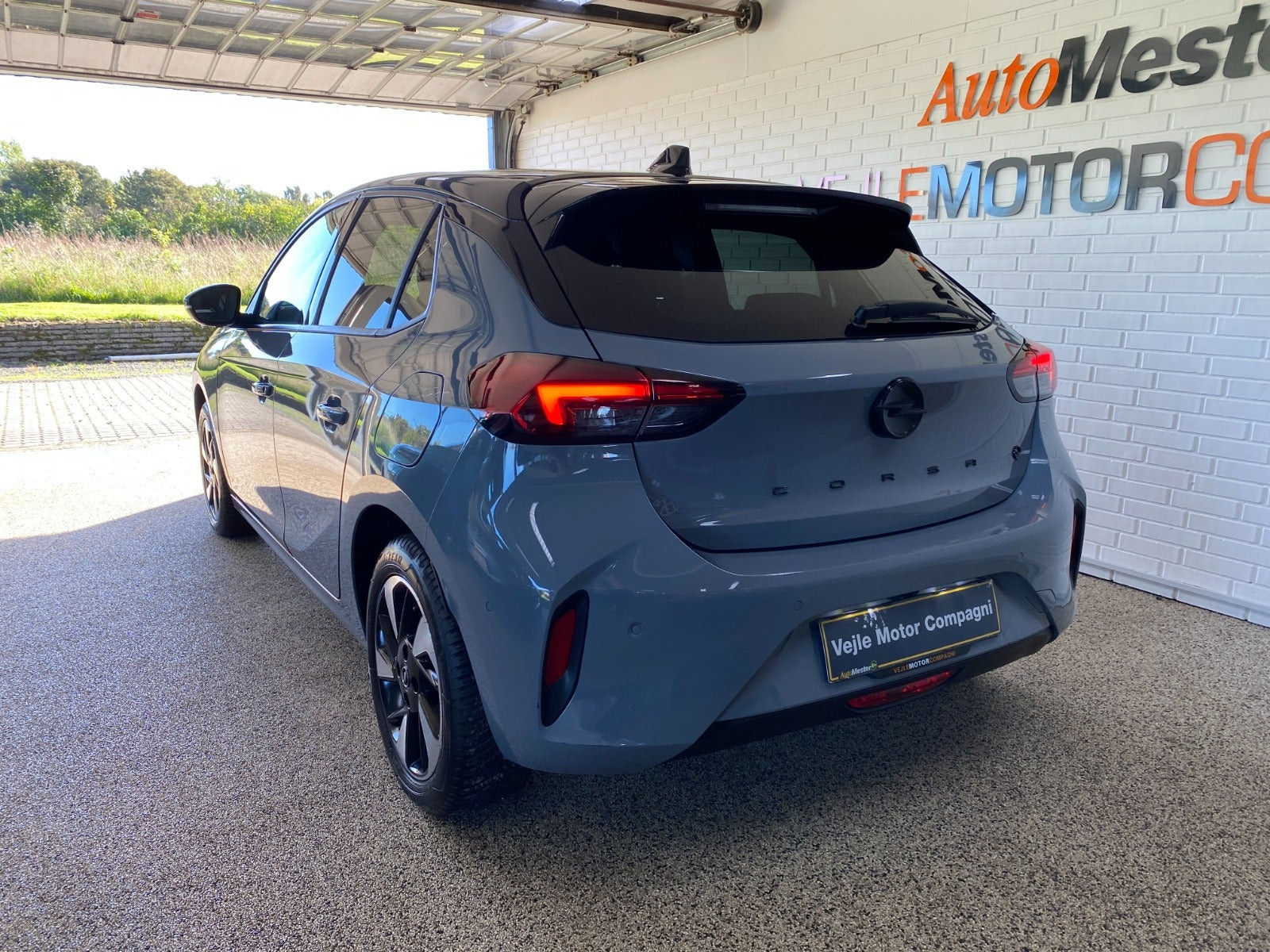Grå Opel Corsa-e fra 2024