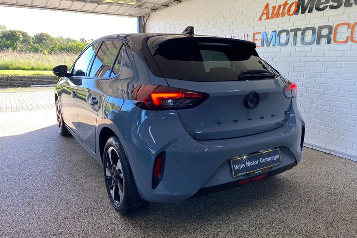 Grå Opel Corsa-e fra 2024