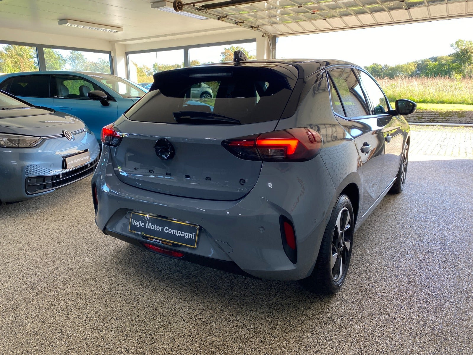 Grå Opel Corsa-e fra 2024