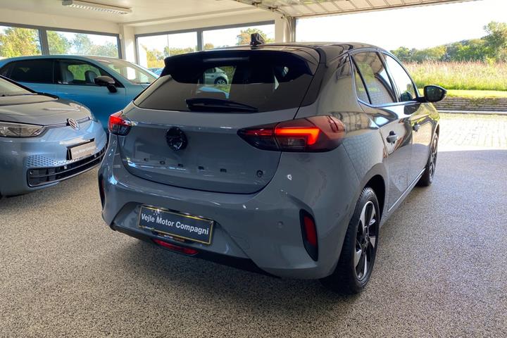 Grå Opel Corsa-e fra 2024