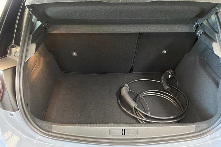 Grå Opel Corsa-e fra 2024