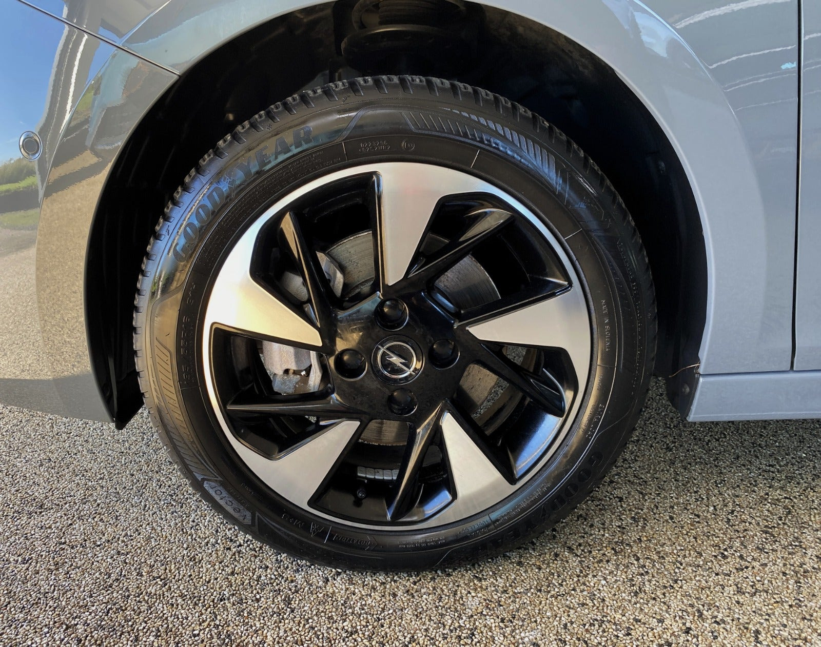 Grå Opel Corsa-e fra 2024