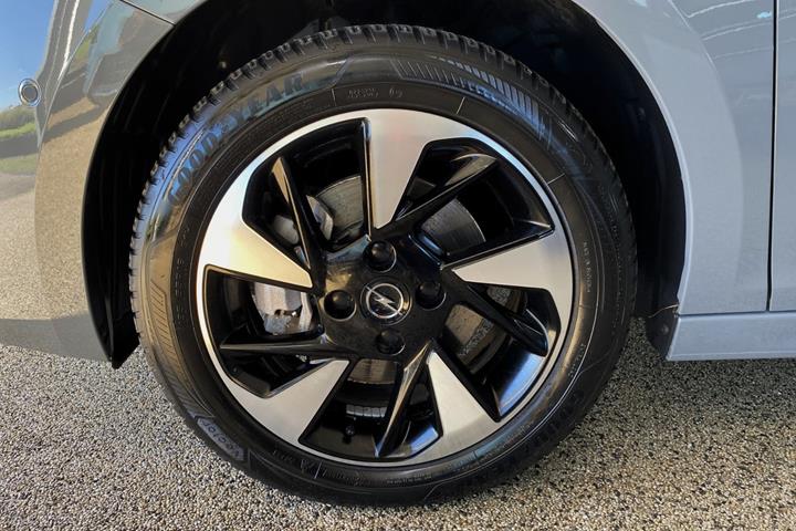 Grå Opel Corsa-e fra 2024