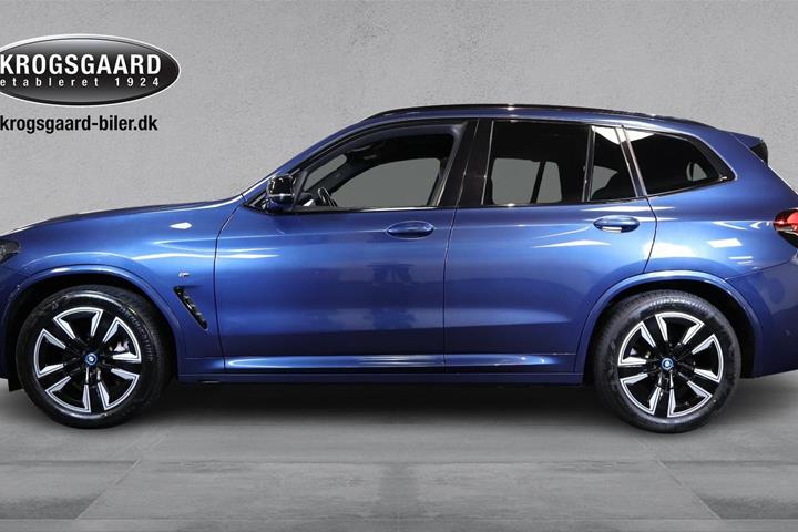 Blå BMW iX3 fra 2023
