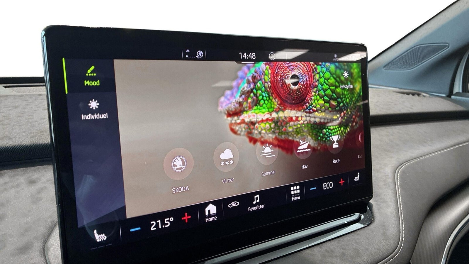 Hvid Skoda Enyaq fra 2023