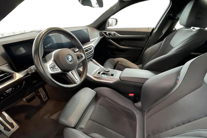 Hvid BMW i4 fra 2024