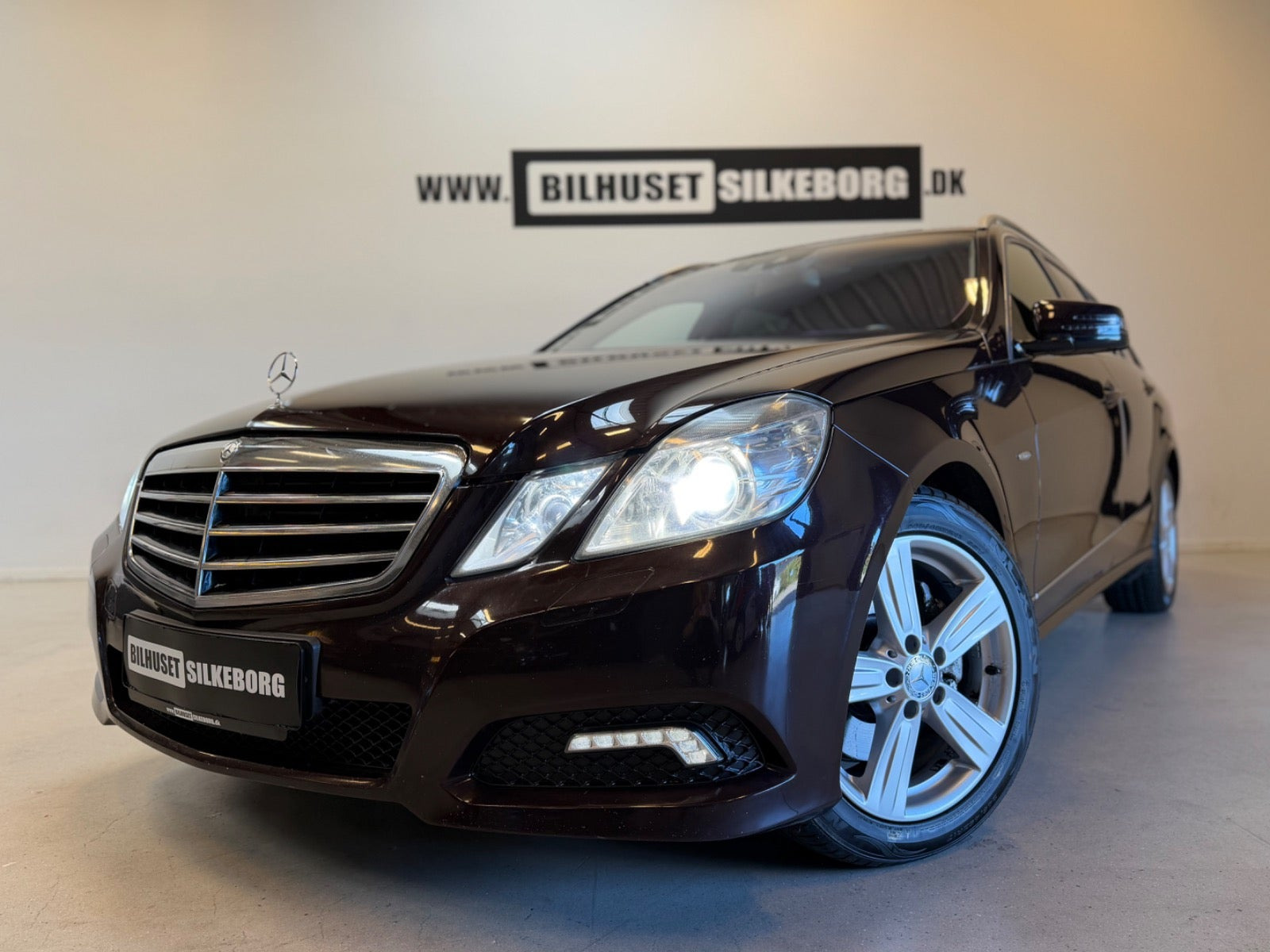 Rød Mercedes E350 fra 2010